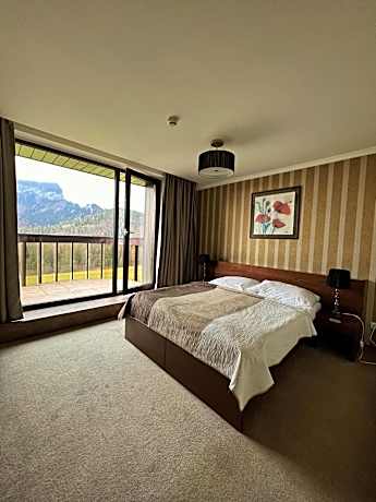 Deluxe Suite with Mountain View