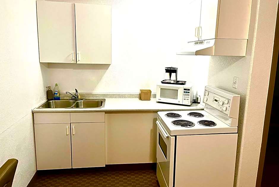 Super 8 by Wyndham Hinton