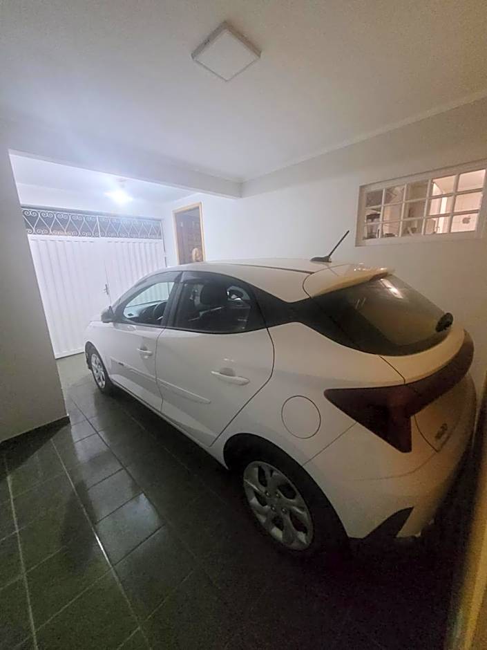 Casa com dois quartos,dois banheiros,sendo uma suíte,sala de estar cozinha e garagem