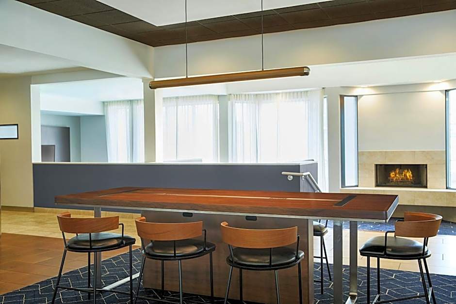 Courtyard by Marriott St. Louis Westport Plaza