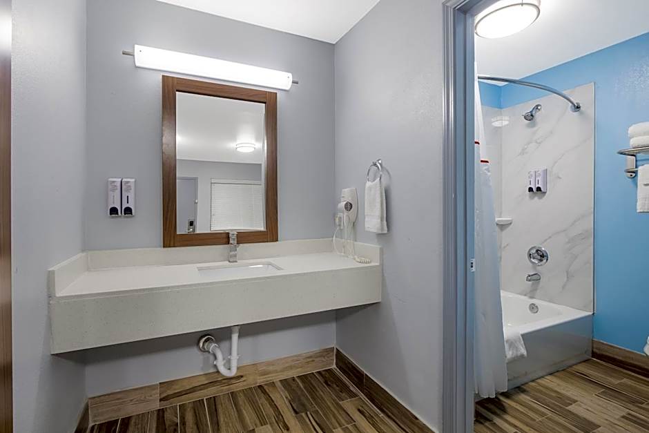 HomeTowne Studios by Red Roof Orange, TX