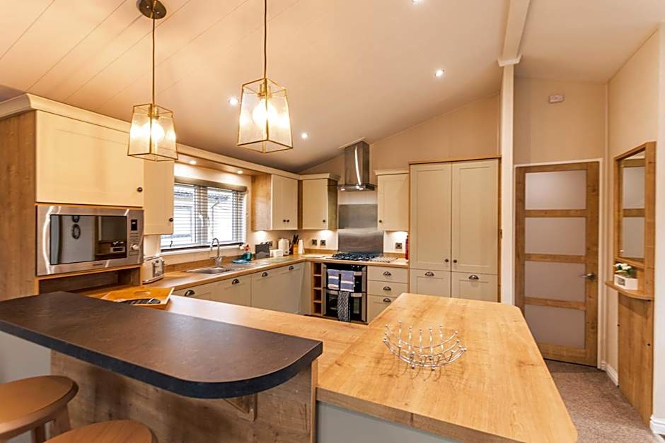 Heathery Lodge with Hot Tub