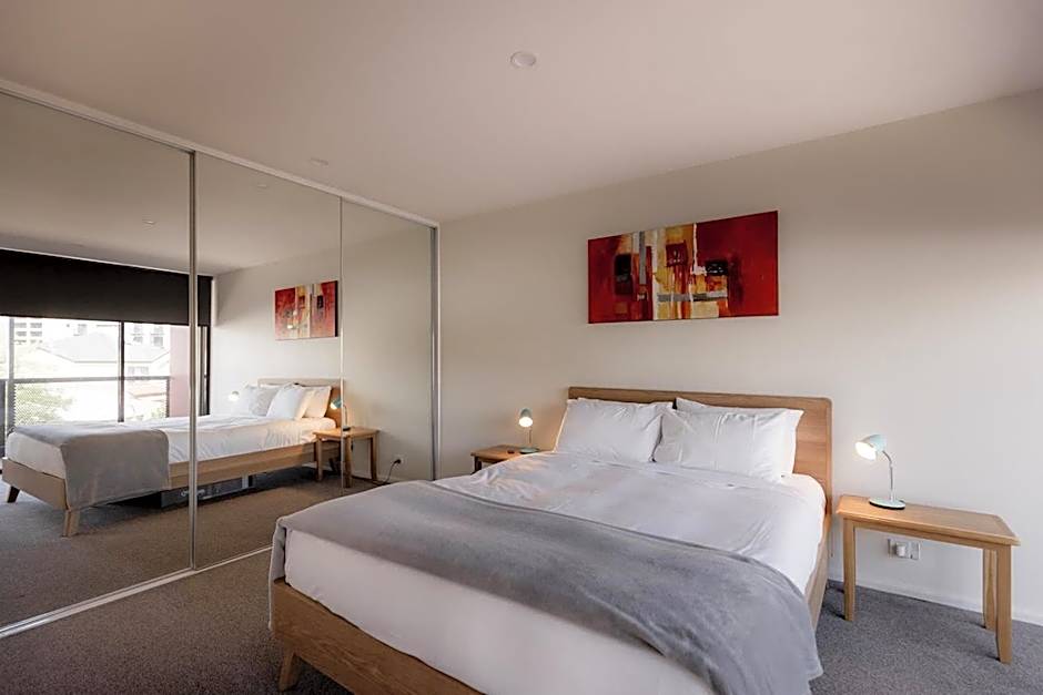 Inner-city 2 bedroom apartment - perfectly located