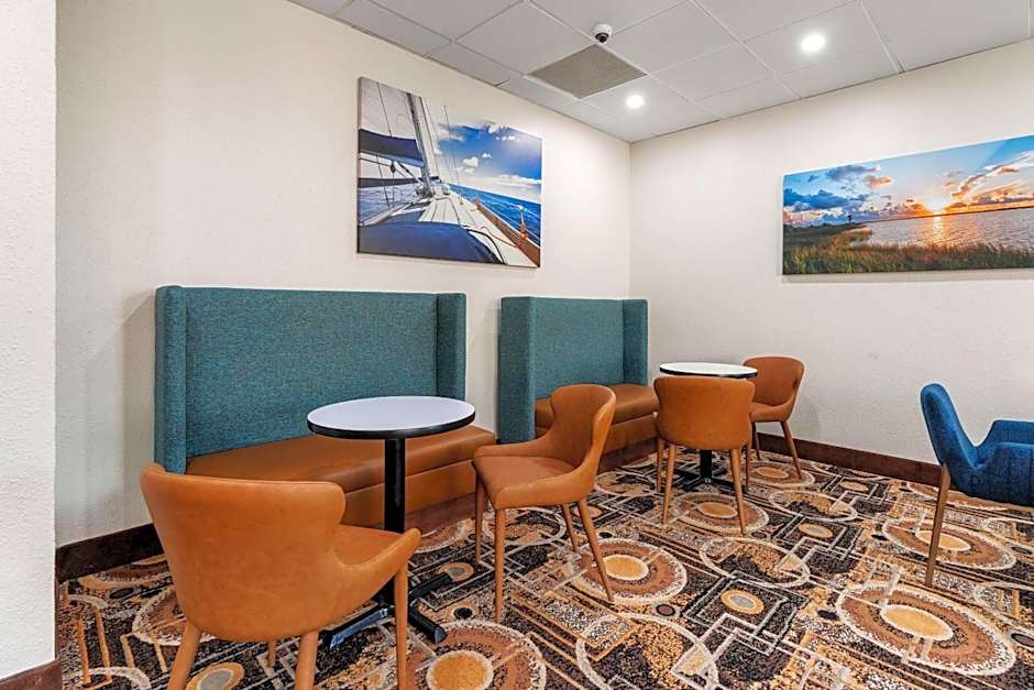 Clarion Pointe Galveston - Beachfront