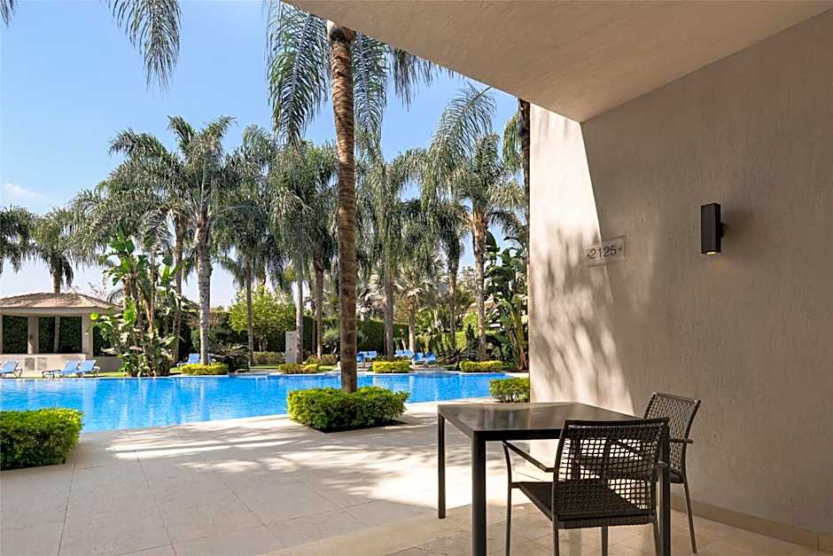Dusit Thani LakeView Cairo
