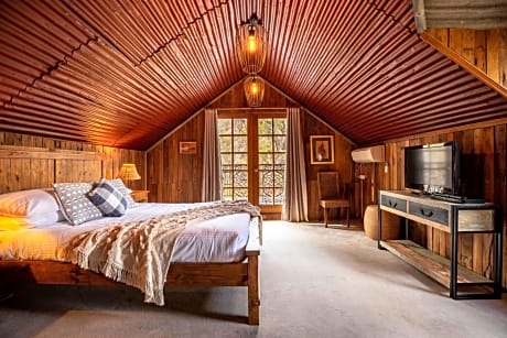 One-Bedroom Artist's Lodge