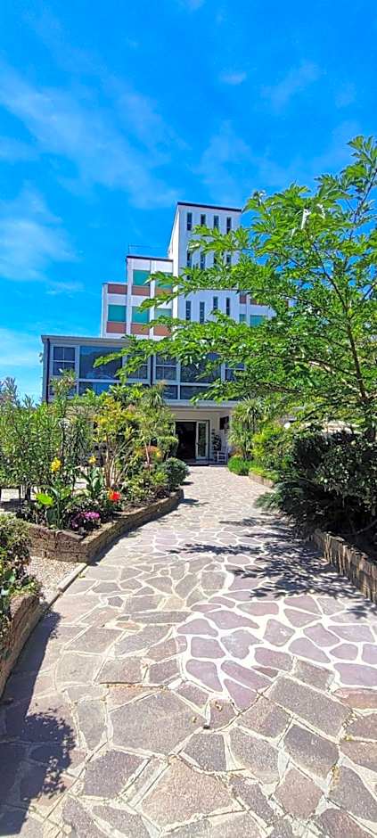 B&B Promenade Hotel Simple con Piscina