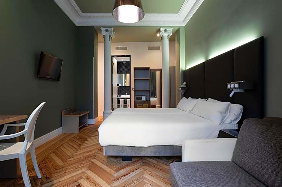 Petit Palace Lealtad Plaza