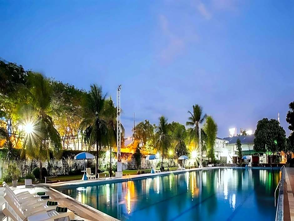 Surabaya Suites Hotel Powered by Archipelago