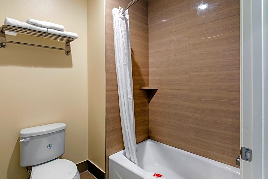 Econo Lodge Inn & Suites