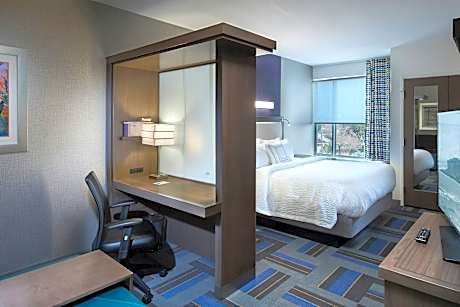 King Suite with Bathtub and Trundle Sofa - Mobility Access/Hearing Accessible