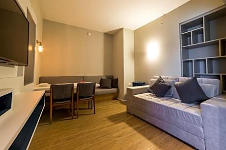 Deluxe Apartment with King-Size Bed and Equipped Kitchen