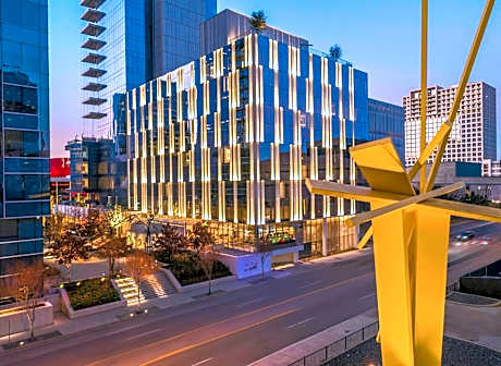 HALL Arts Hotel Dallas, Curio Collection by Hilton