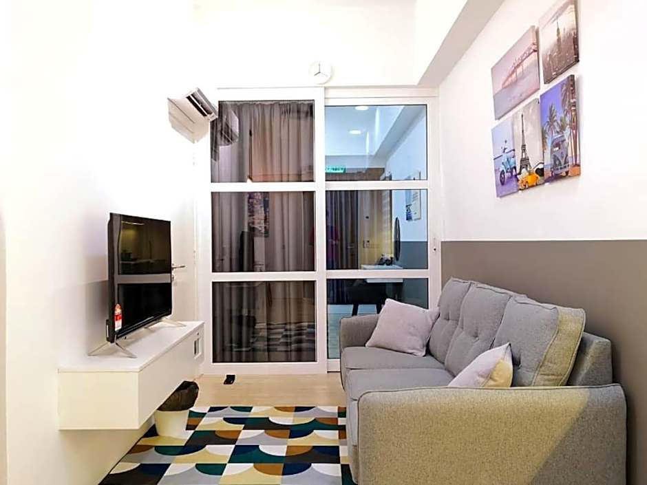 REVO at AURORA PLACE, Pavilion 2, 5 Minutes To AXIATA ARENA BUKIT JALIL FREE WIFI by De Harlequins Guesthouse