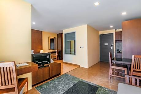 Deluxe Suite King - Pool View