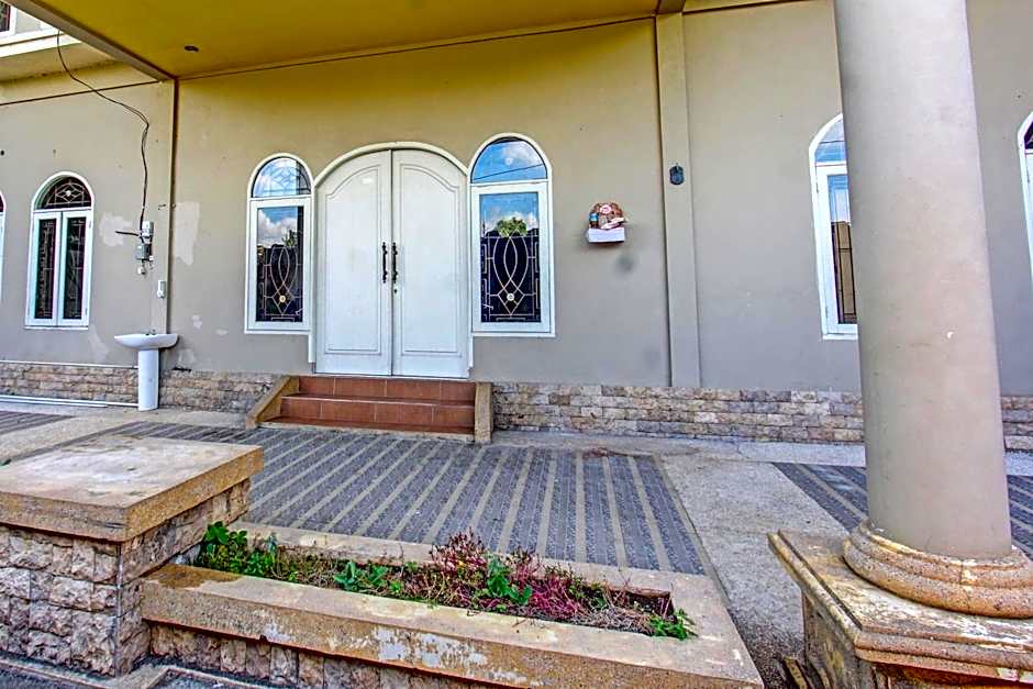 OYO 91739 Ayu Bypass MansionNearBundaran Gerung