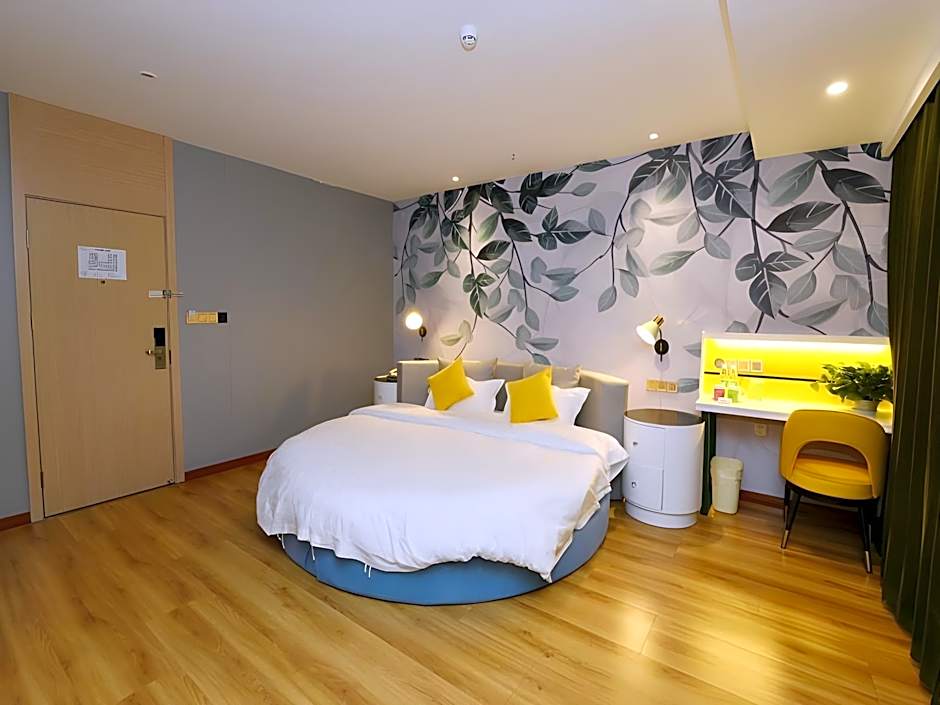 Vatica Huanggang Luotian County City Square Hotel