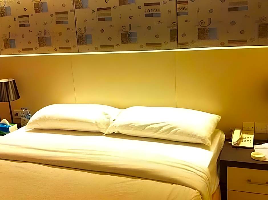RedDoorz Plus near Hotel Benua Kendari