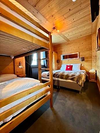 Family Room (2 Adults + 2 Children)