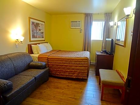 Connecting Room - Basement (6 Adults)