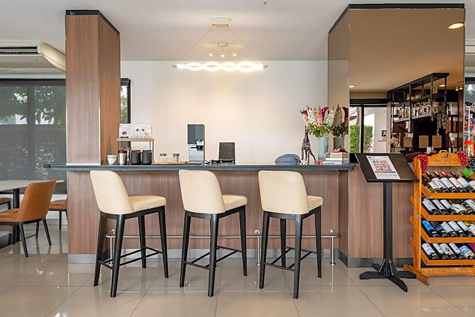 Gate43 Airport Hotel