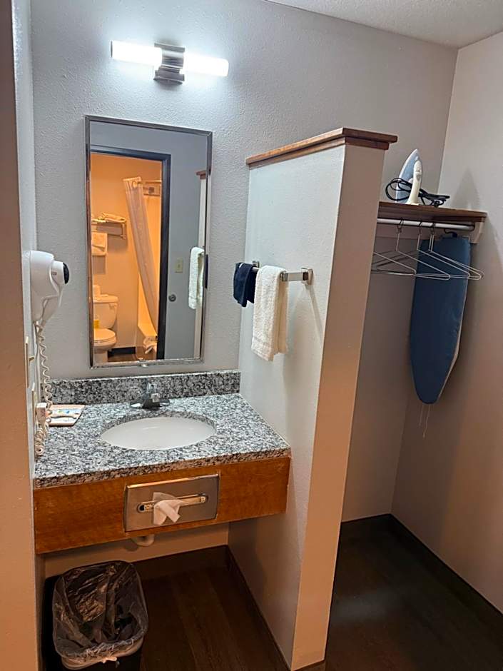 Country Haven Inn
