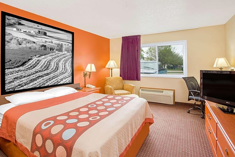 Super 8 by Wyndham Waverly