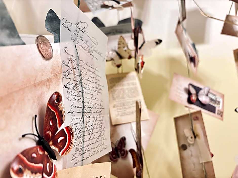 Poet's Theme Room, Free Parking