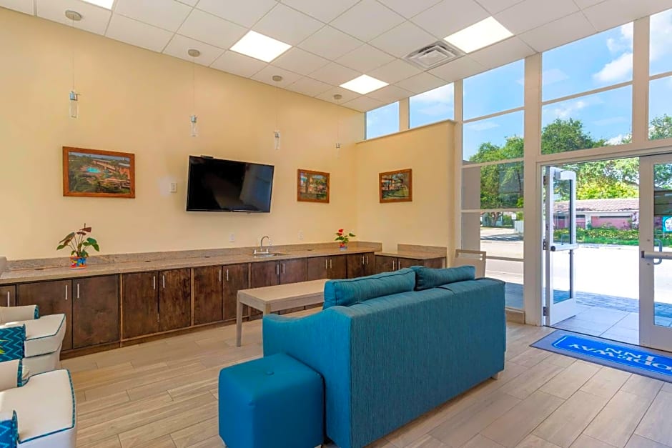 Downtown Hollywood Gardens Inn & Suites