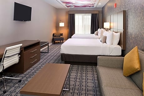 Queen Suite with Two Queen Beds and Bath Tub - Disability Access