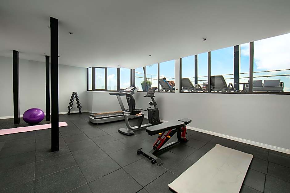 May De Ville Lakeside Hotel