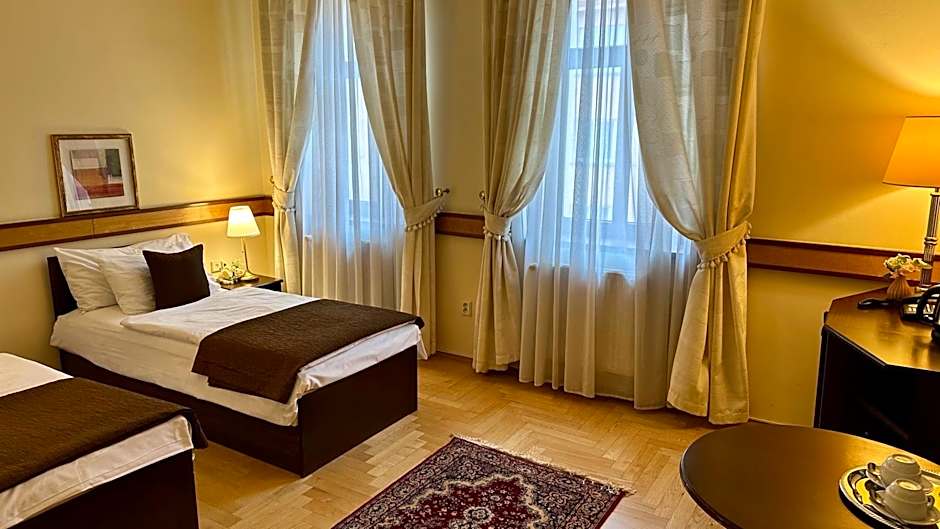 FLEUR DE LIS HOTEL