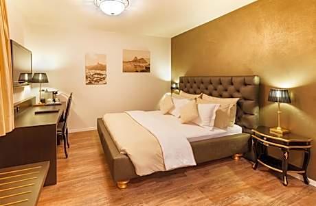 Standard Queen Room with Air Con