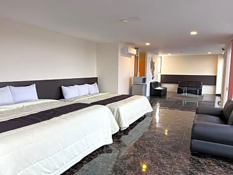 Deluxe Queen Suite