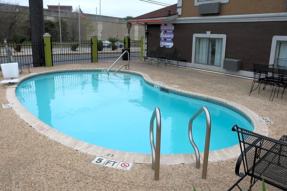 Super 8 by Wyndham San Antonio/I-35 North