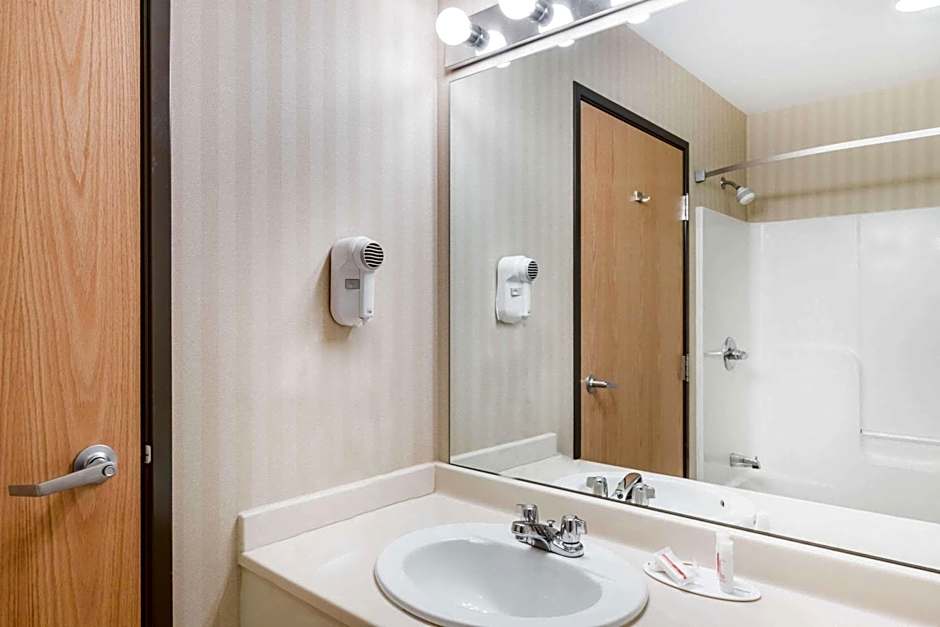 Days Inn & Suites by Wyndham Bridgeport - Clarksburg