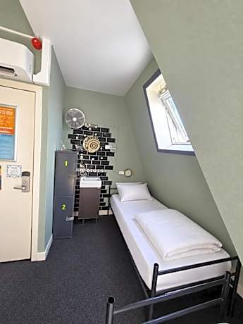 Bed in 3-Bed Mixed Dormitory Room
