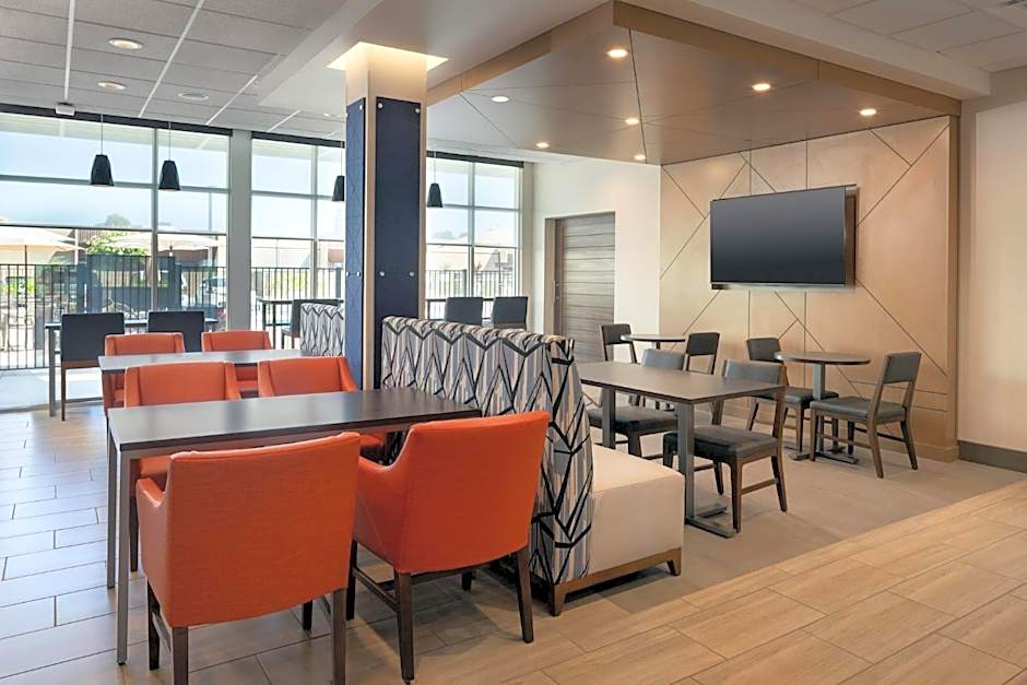 Holiday Inn Express & Suites Fresno Airport By IHG