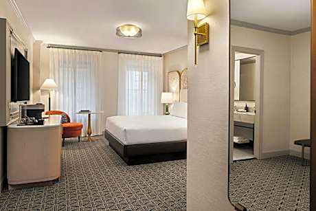 Deluxe Guest room, 1 King, City view