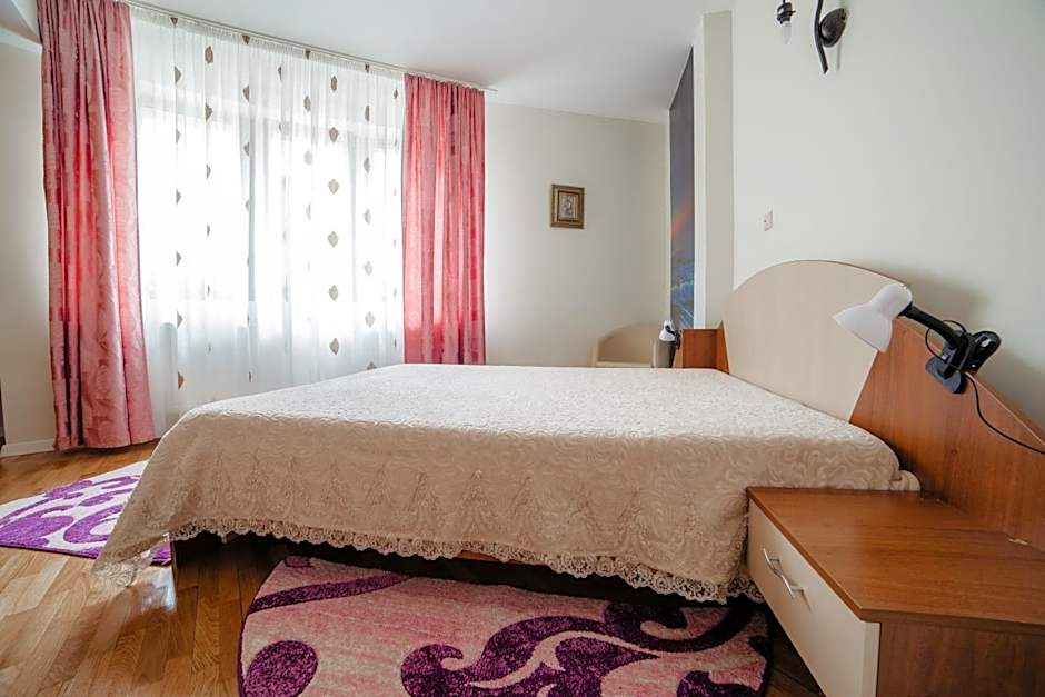 Pensiunea Floare de Colţ