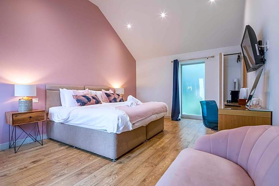 King Deluxe Ensuite with Shower-Bath and Courtyard View - Fawcett