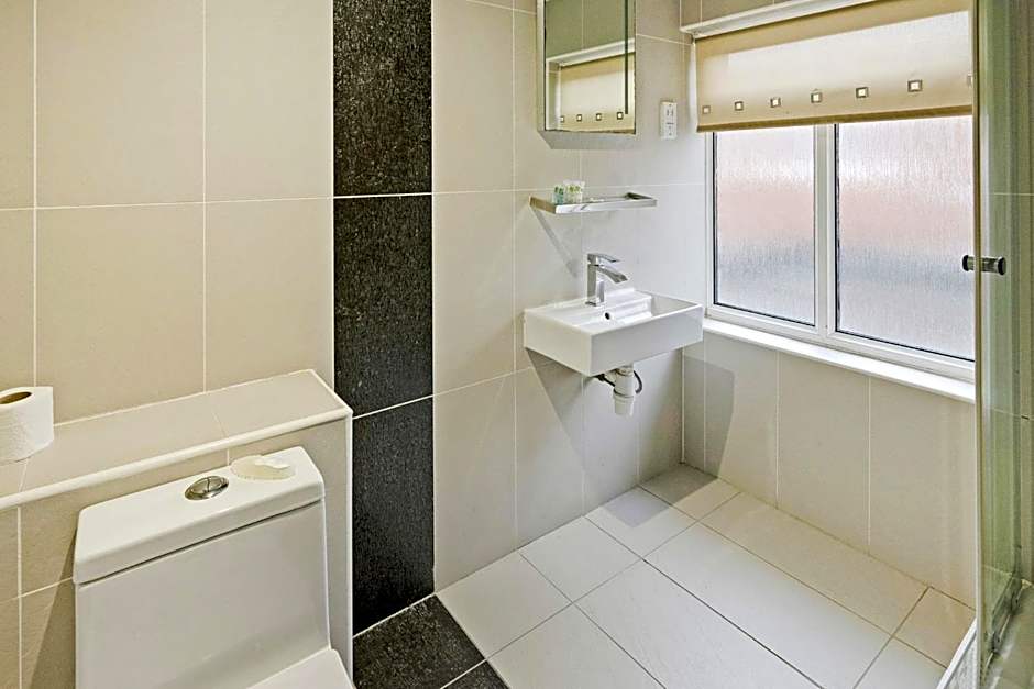 OYO The Baltimore Hotel