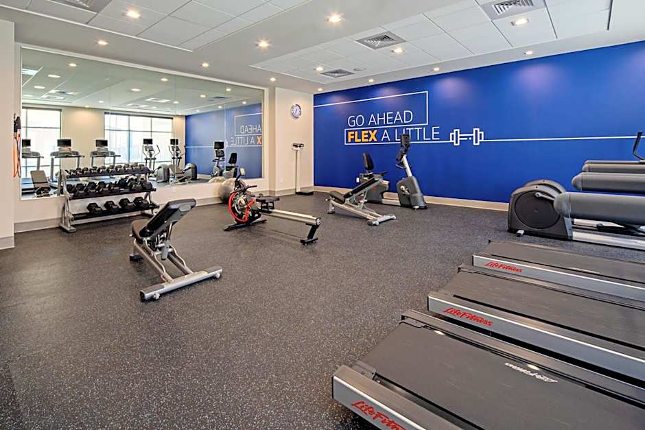 Holiday Inn Express and Suites Valencia - Santa Clarita By IHG