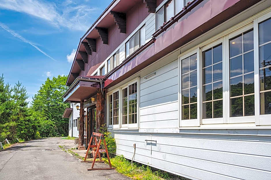 Hütte Jil Shirakabako at 1,400m