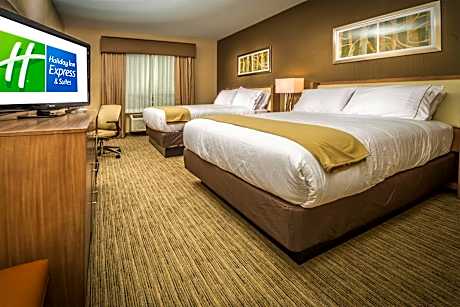 Queen Suite with Two Queen Beds and Additional Living Area