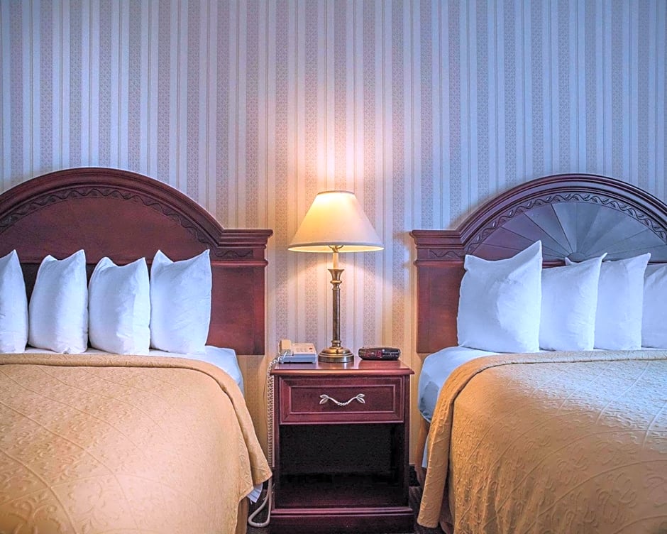 Quality Hotel & Suites Woodstock