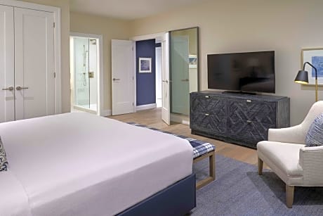 KENSINGTON 1 BDRM KING SUITE. TOP FLOOR