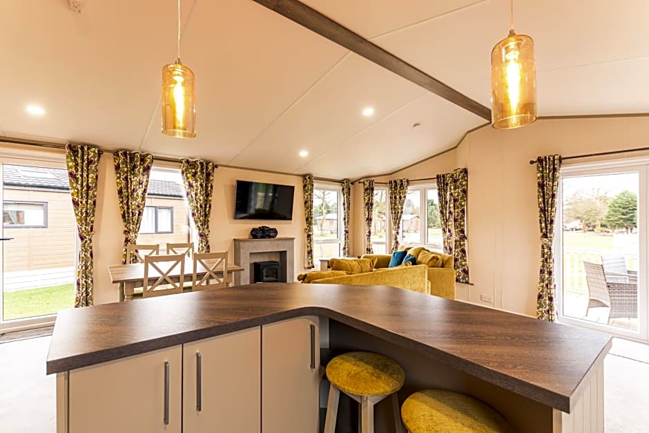 Waterfall Luxmy Lodge with Hot Tub