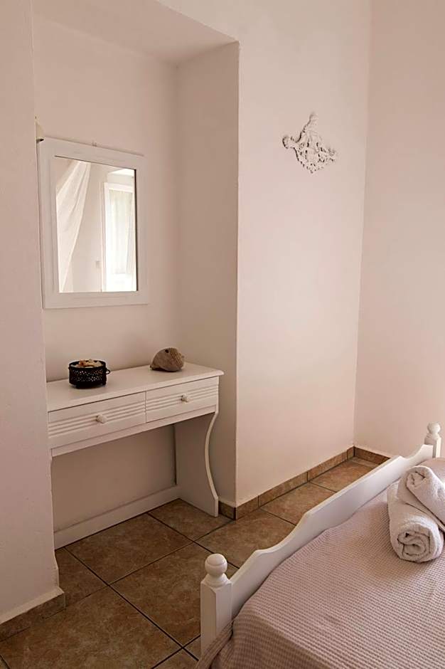 Armadoros Hotel / Ios Backpackers