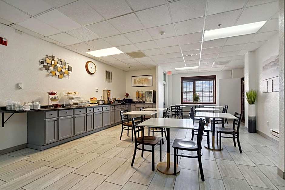 Econo Lodge Inn & Suites Waterloo Downtown